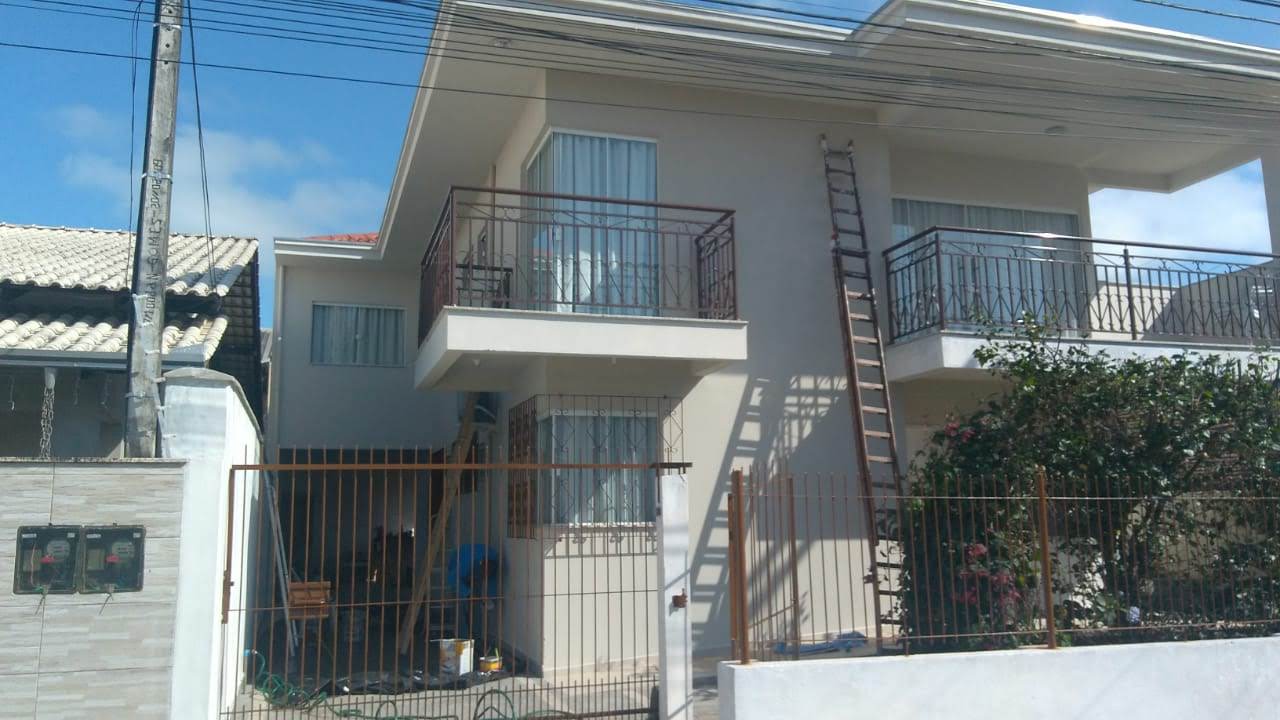 Pintura exterior de moradia com varandas