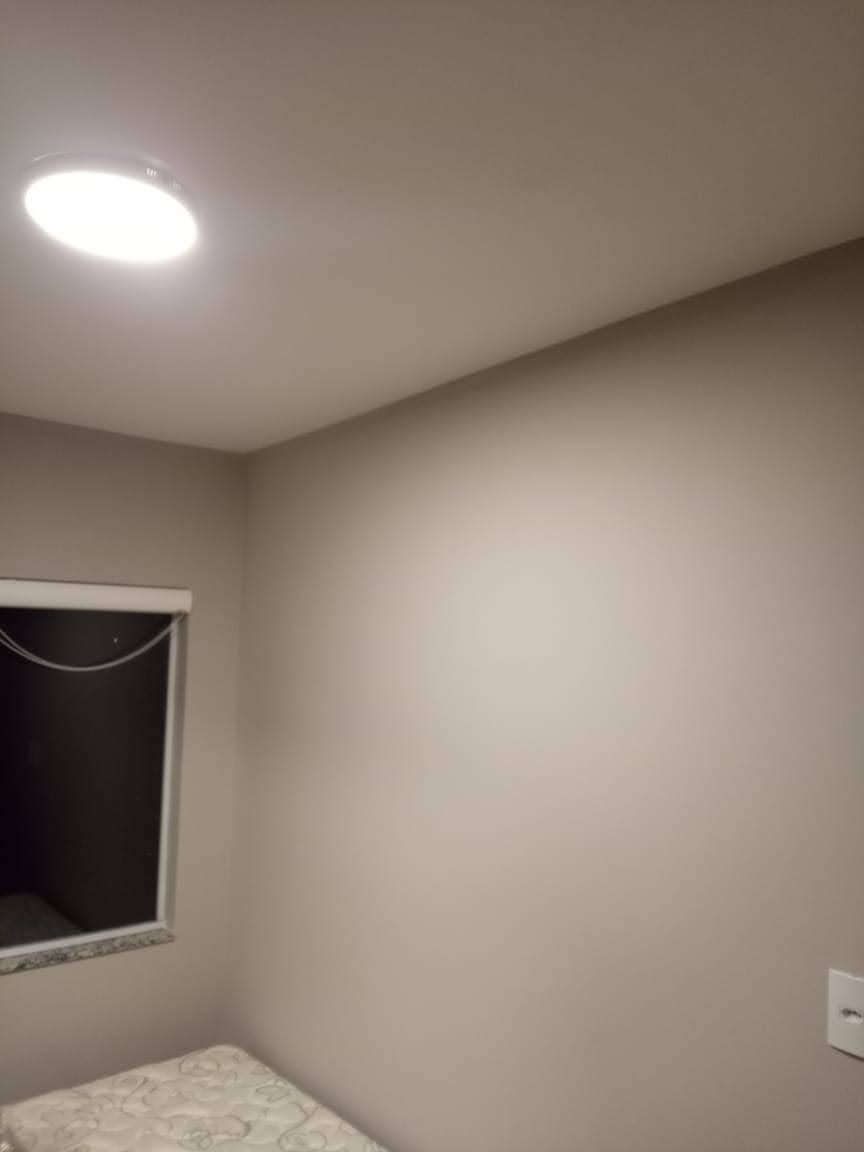 Quarto pintado com candeeiro LED