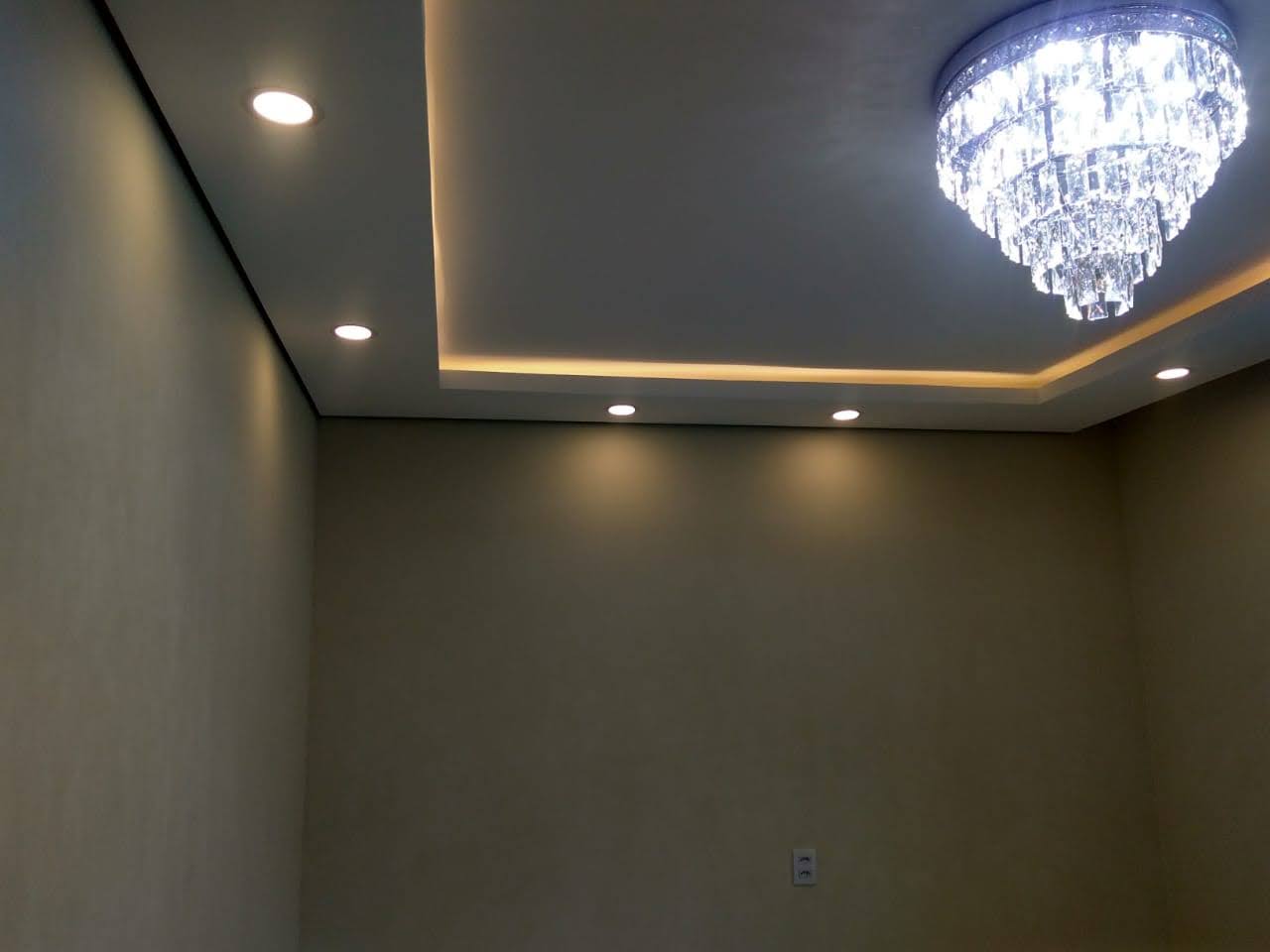 Teto falso em pladur com sancas LED e lustre