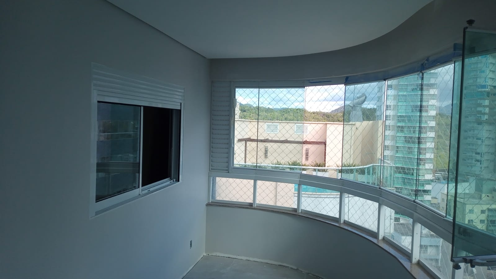 Varanda pintada com vista para a cidade