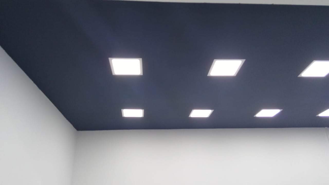 Teto falso azul com painéis LED