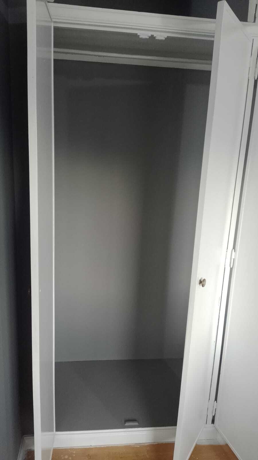 Quarto com paredes cinza escuro