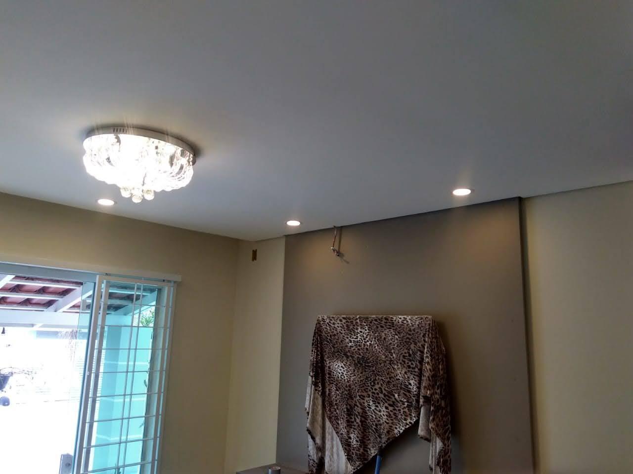 Sala com pladur e lustre de cristais