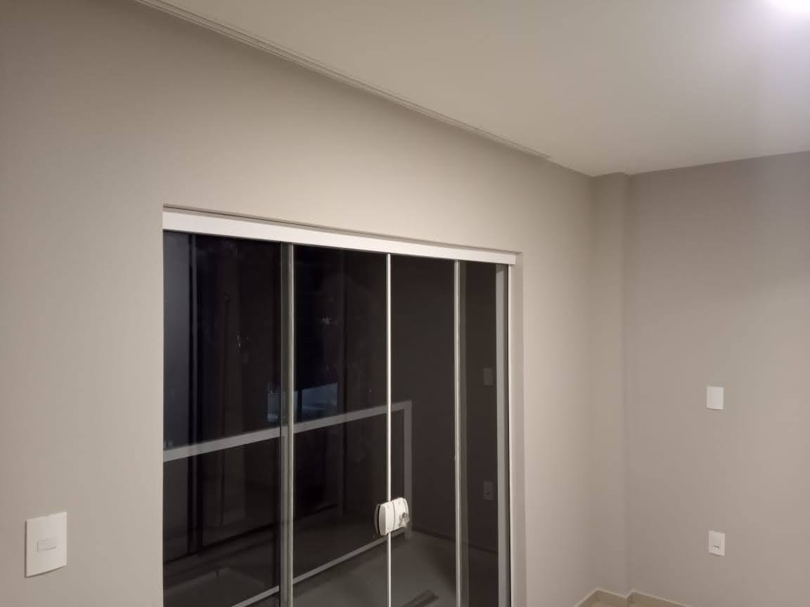 Sala pintada com porta envidraçada